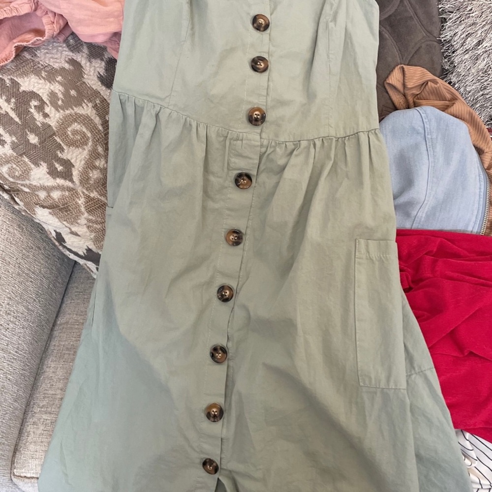 Buttom green dress